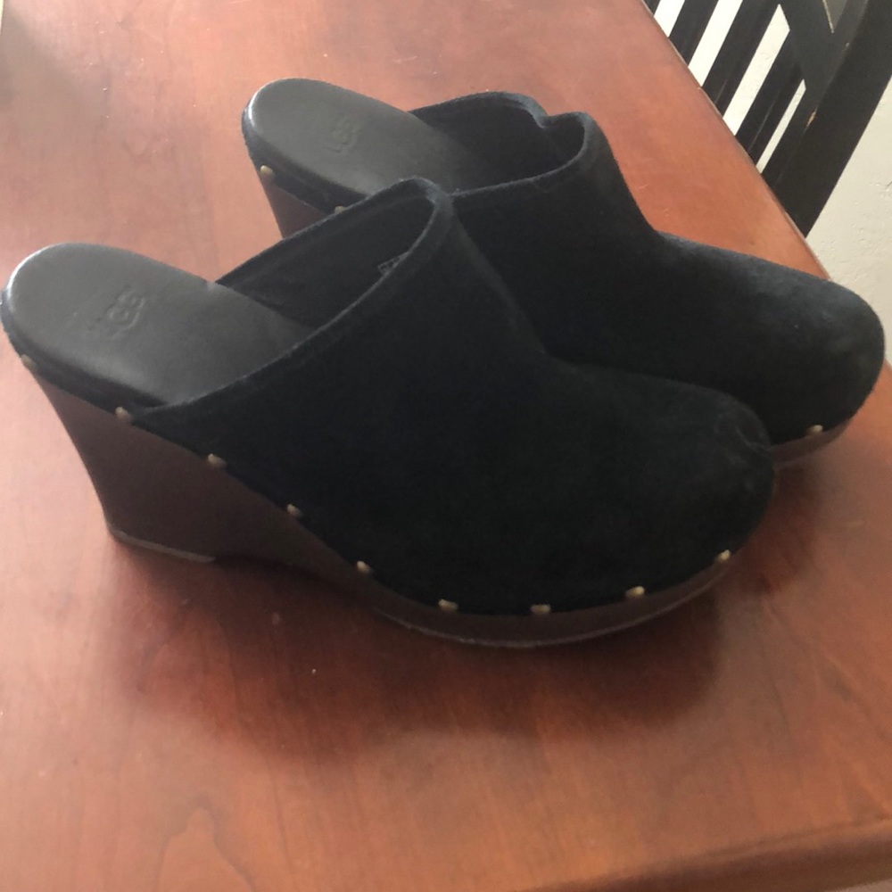 Black Ugg clogs